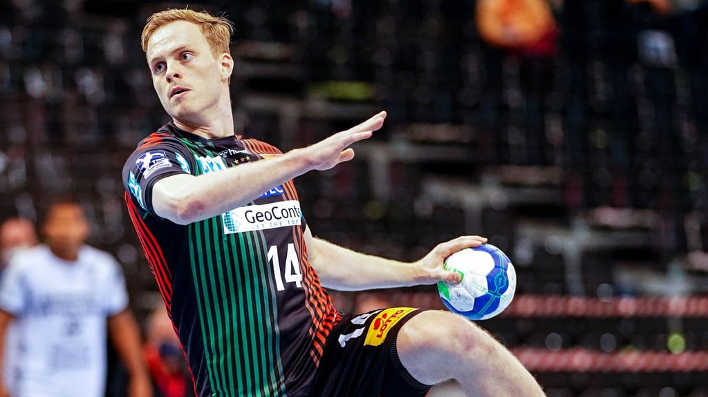 Magdeburgs Omar Ingi Magnusson wirft einen Strafwurf.