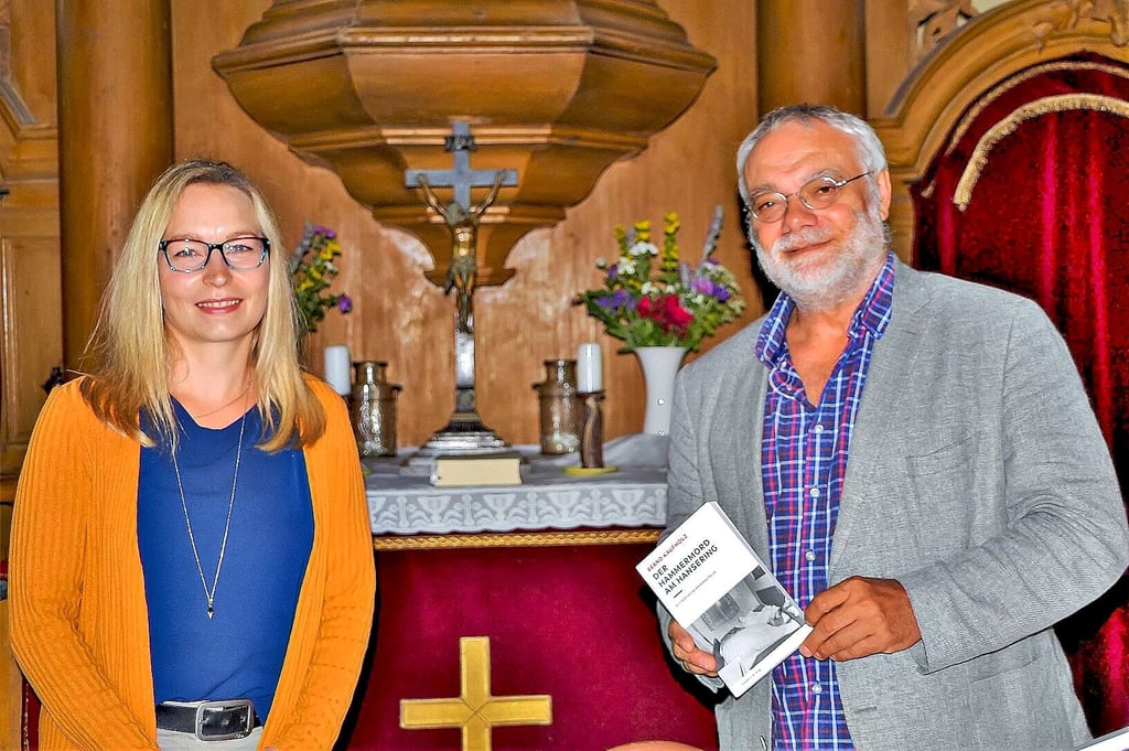 Hauptorganisatorin und Mitglied er Kirchengemeinde, Grit Matz, bedankt sich bei Bernd Kaufholz für den Buchvortrag.