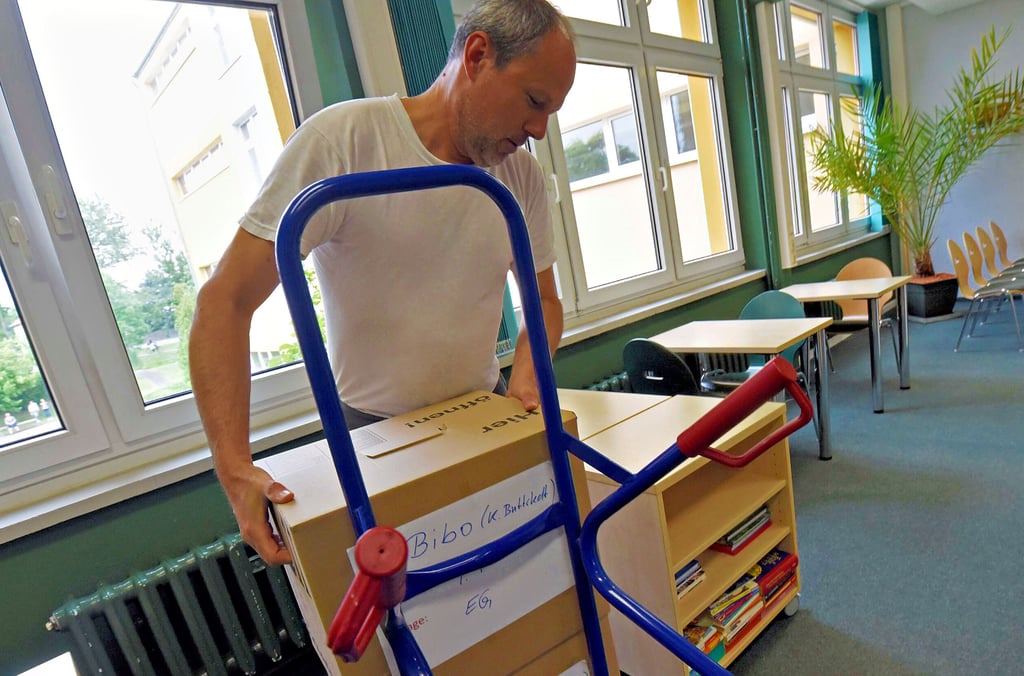 An der Gemeinschaftsschule „Albert Schweitzer“ bereiten sich alle auf den Umzug vor: Udo Schlendorf transportiert gepackte Kisten aus der Bibliothek.