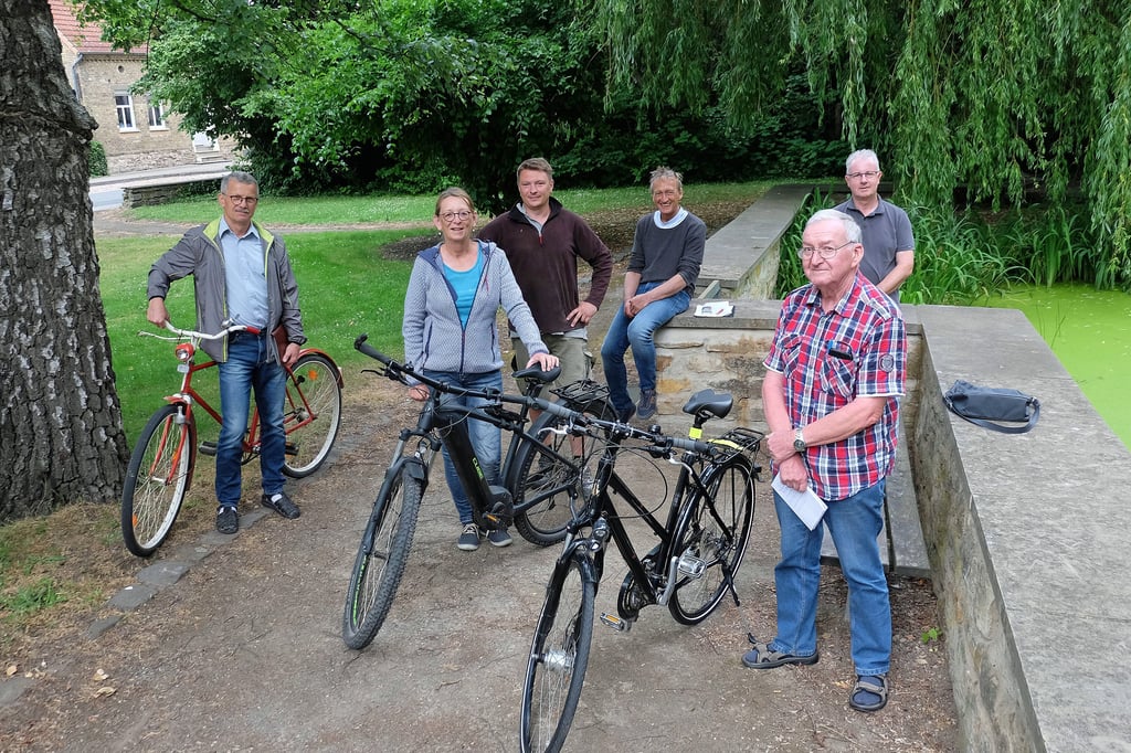 Wulf Biallas (von links), Meike Vetter, Stephan Loeffler, Karsten Vetter, Wolfgang Mortka und Lothar Barheine als Mitstreiter der Radweginitiative trafen und berieten sich vorige Woche in Barneberg.