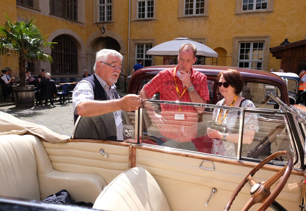 Fachsimpeln unter Oldtimerfreunden, hier an einem Opel Super 6 Cabrio. Diese Modelle wurden zwischen 1937 und 1938 gebaut.