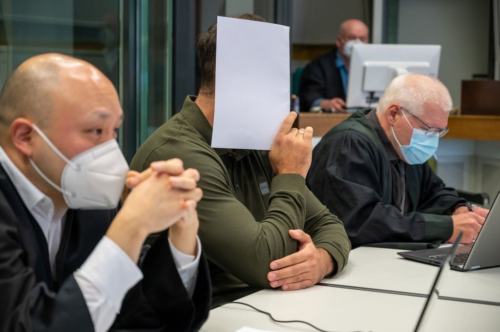 Der Angeklagte sitzt im Gerichtssaal im Kriminalgericht Moabit.