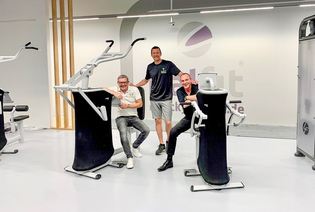 Gunnar Schlicht (links) und Uwe Mertens (rechts) von den Bankimmobilien mit Studioleiter Hendrik Lange