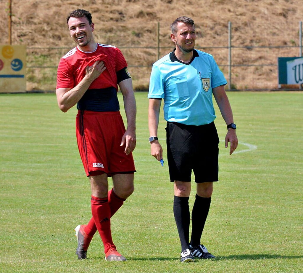 Steven Schubert hatte mit Schiedsrichter Michael Damke seinen Spaß, verwandelte einen Elfer zum 15:1.