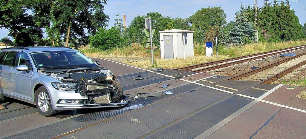 Am Bahnübergang in der Zerbster Käsperstraße sind am Sonnabend dieser Pkw und ein Regionalexpress, der in Gommern unterwegs war, zusammengestoßen. Verletzt wurde niemand.