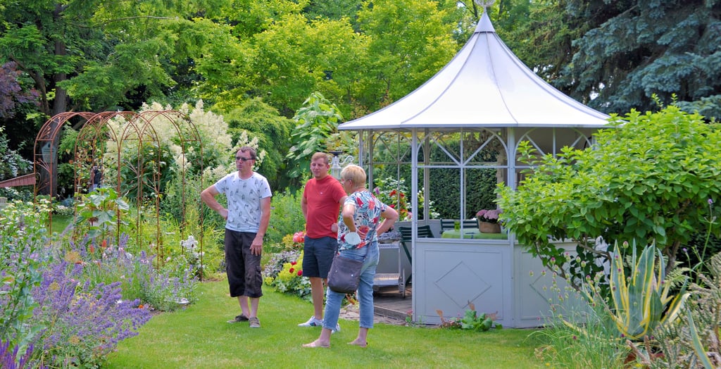 Nick Hodolitz (l.) setzt das Werk seiner Eltern fort und kümmert sich um das Hadmersleber Gartenparadies. Hier schauten am 26. Juni 2021 viele Besucher vorbei.