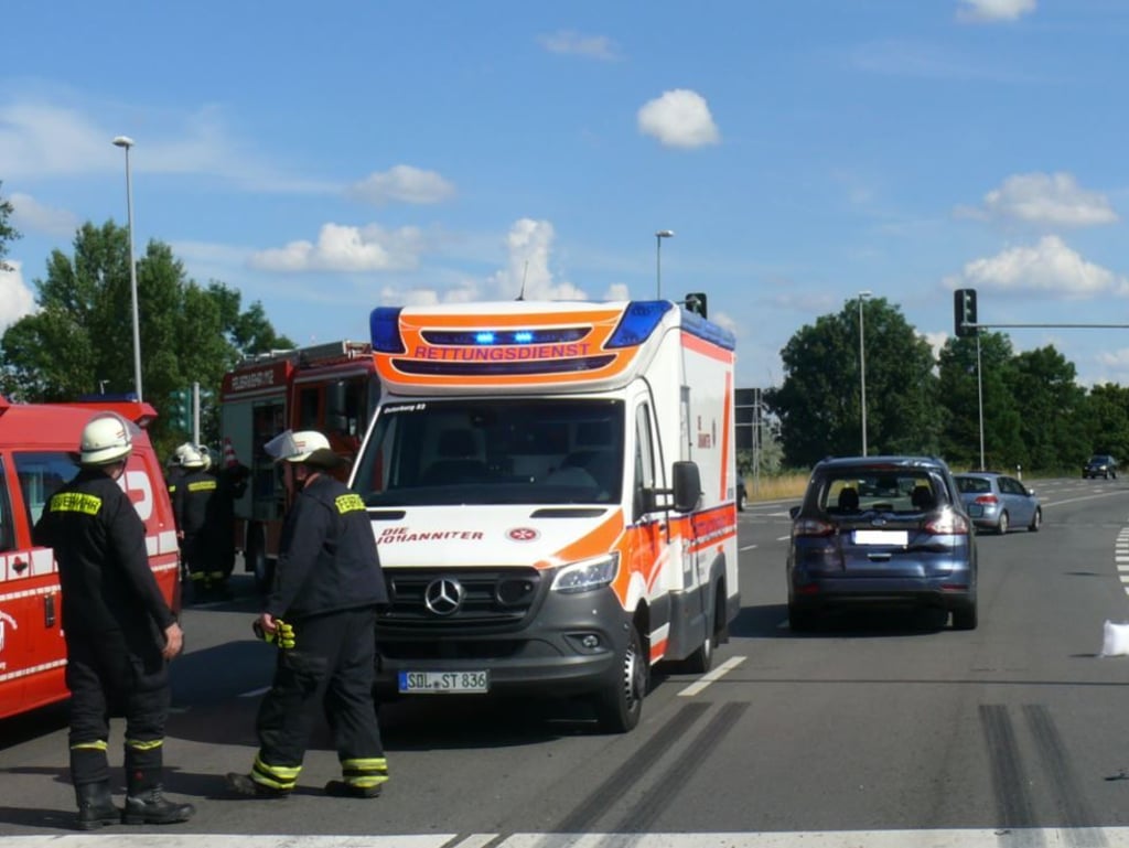 Rettungsdienst und Feuerwehr waren auf der Bundesstraße bei Osterburg im Einsatz.