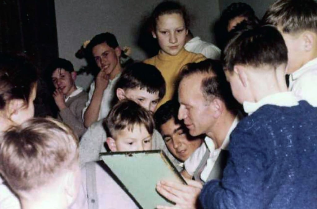 Paul Schäfer (M) mit Kindern. Er war Gründer der Sekte und totalitären religiösen Gemeinschaft Colonia Dignidad.