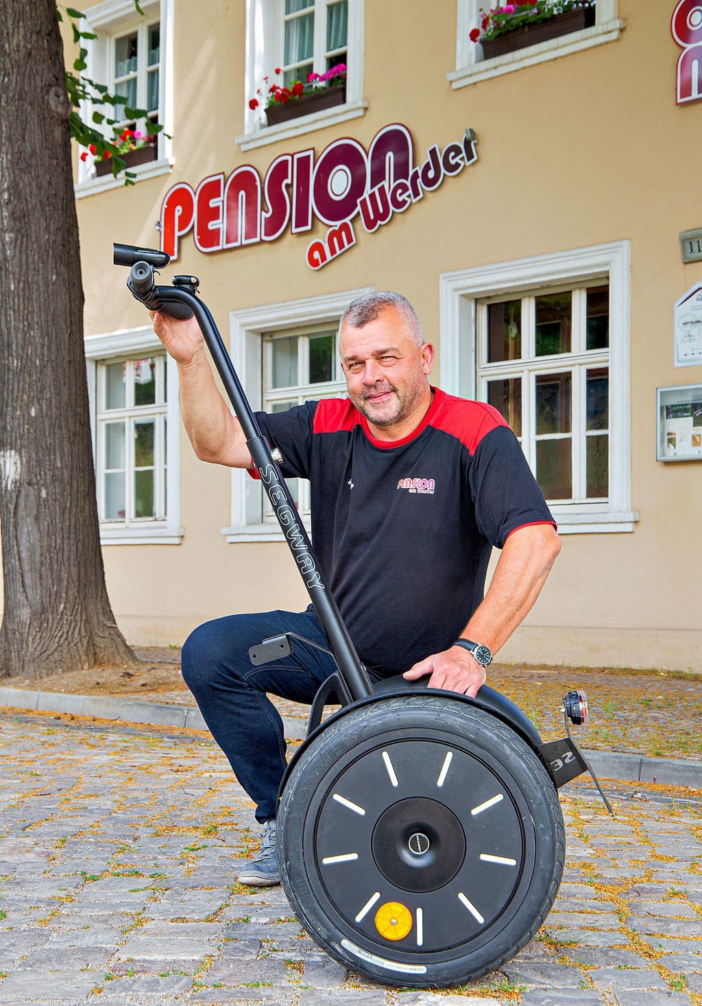 Stefan Kölling zeigt einen seiner Segways, mit denen er Touren anbietet.