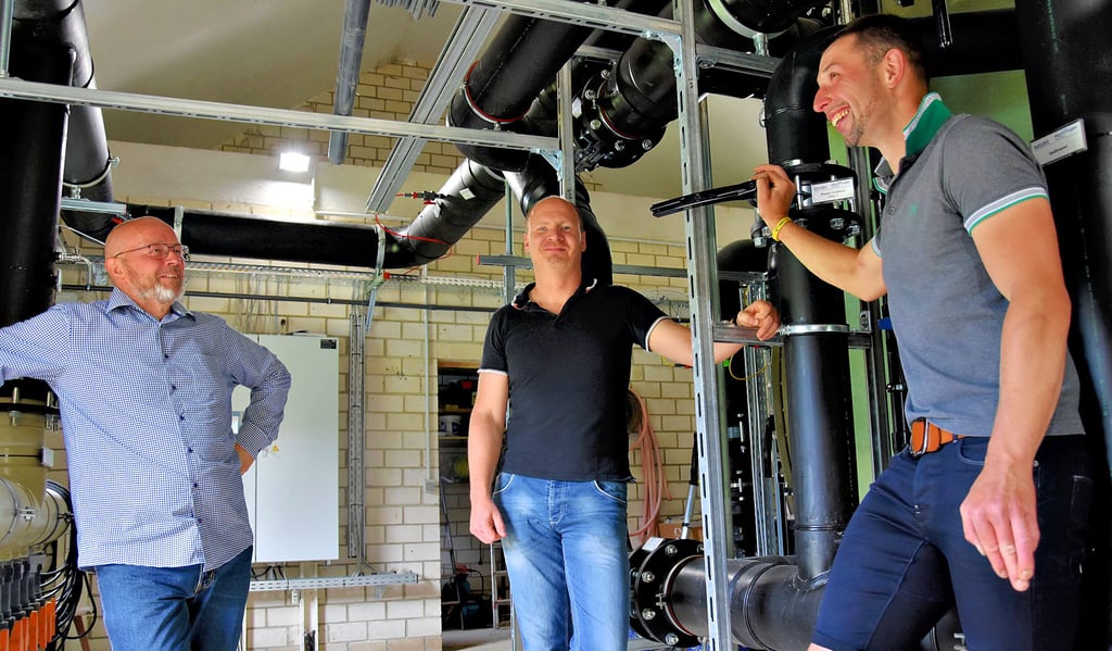 Ralf Gläsing (links), Vorsitzender des Waldbadvereins Elend (links), dankt den Technikern Patrick Lange (Mitte) und Lucian Straube (rechts), die die neue Wasseraufbereitungsanlage im Waldbad montiert haben, für ihren Einsatz.