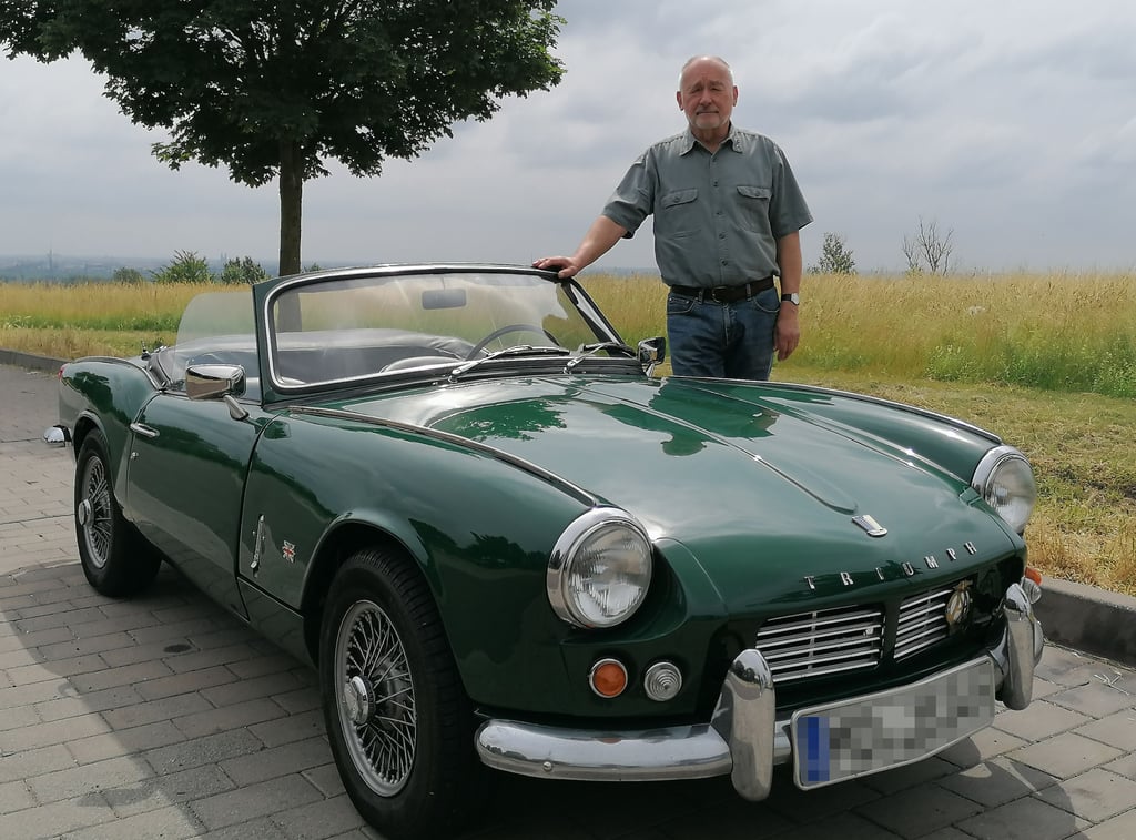 Albracht Brendel mit seinem Oldtimer vor einer Spritztour.