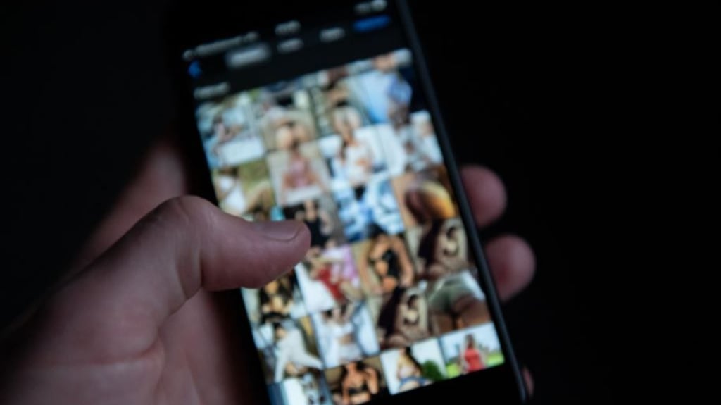 Die deutsche Kommission für Jugendmedienschutz (KJM) geht gegen das Pornoportal xHamster vor.