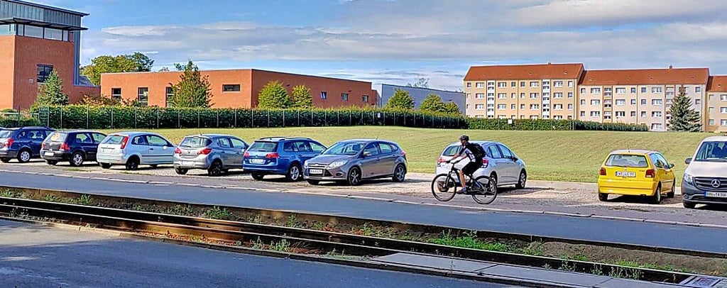 Blick auf das Areal an der Hans-Neupert-Straße in Halberstadt, auf dem neben dem Goldbach die neue Seniorenwohnanlage entstehen soll.