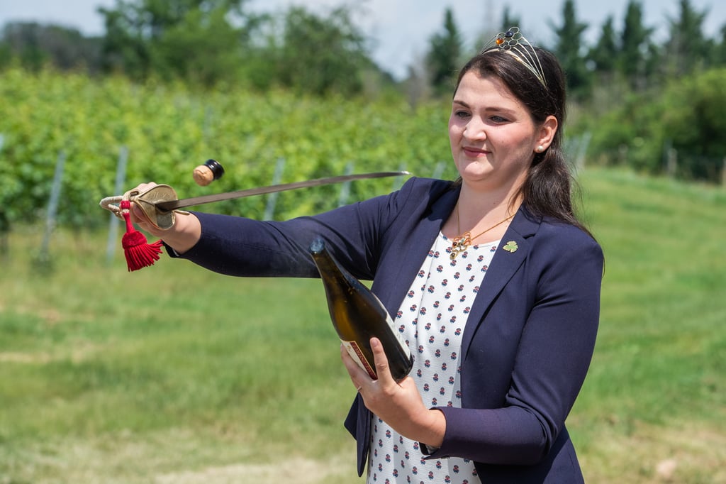 Einweihung Wetterstation von Jörg Kachelmann im Weinberg Steinmeister vom Roßbacher Weingut Herzer mit Ministerpräsident Rainer Haseloff Weinkönigin Saale-Unstrut Annemarie Triebe öffnet Sektflasche mit Säbel