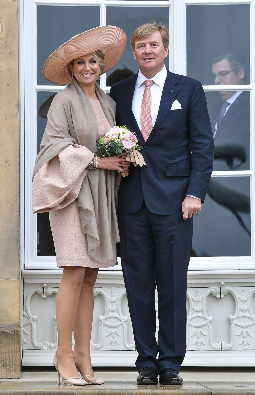 König Willem-Alexander und Königin Maxima der Niederlande stehen vor Schloss Sanssouci.
