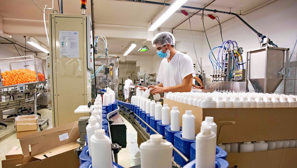 Die verschiedenen Abfüllmaschinen bei Weulbier füllen zwischen 600 und 1.600 Flaschen mit verschiedensten Körperpflegeprodukten.
