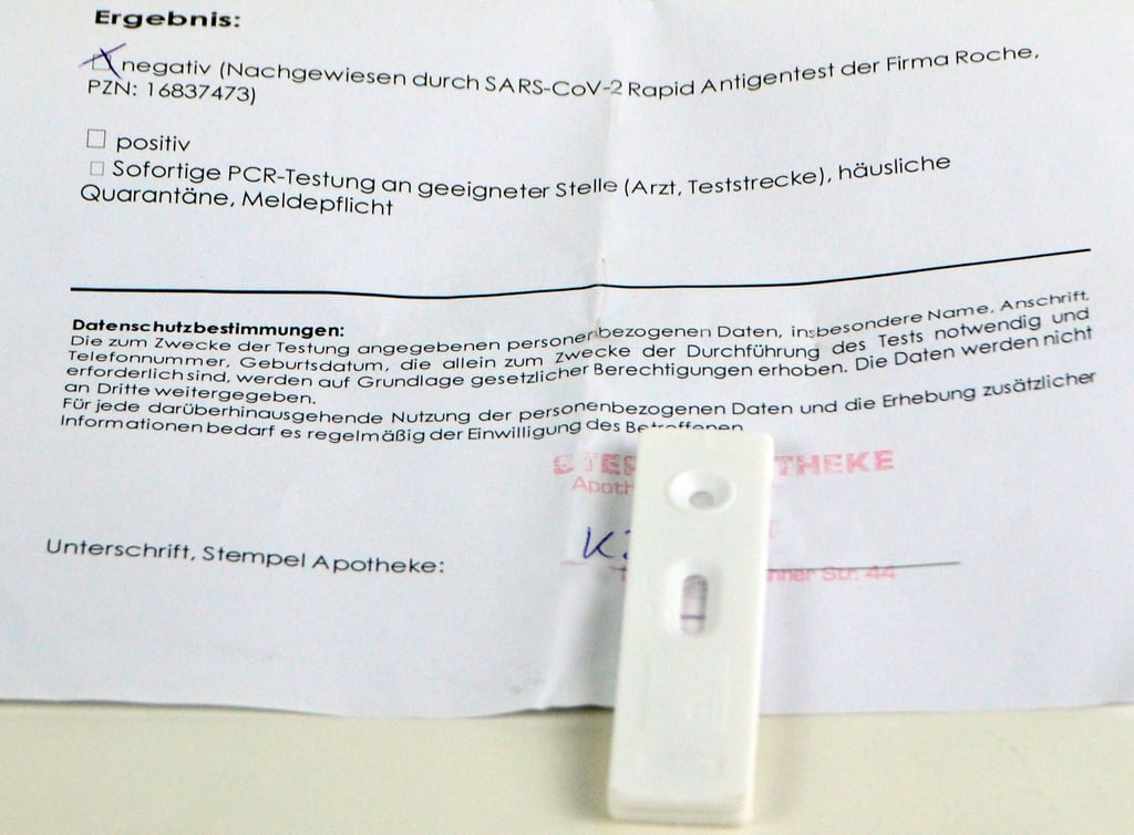 Am Sonntag, 27. Juni, entfällt in geschlossenen Räumen in Gaststätten sowie beim Sportbetrieb auf und in allen öffentlichen und privaten Sportanlagen (Fitnessstudios) die Testpflicht.