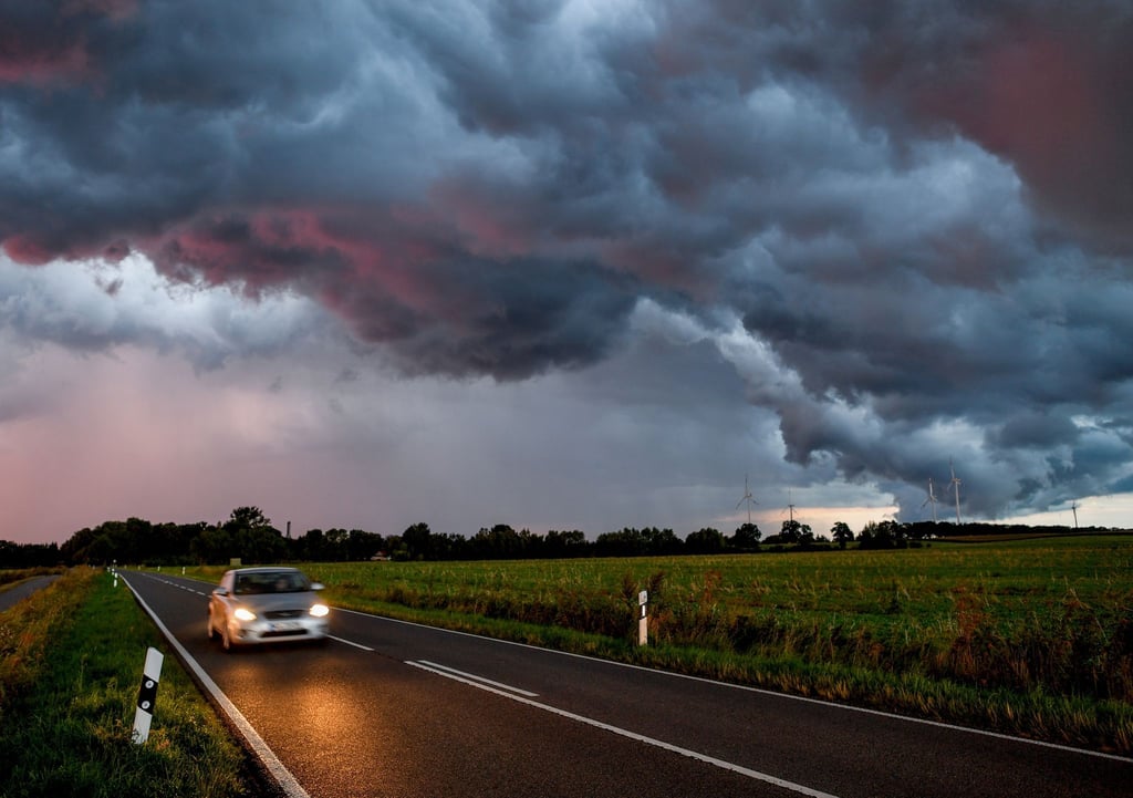 In einem Auto ist man in der Regel bei einem Gewitter sicher.