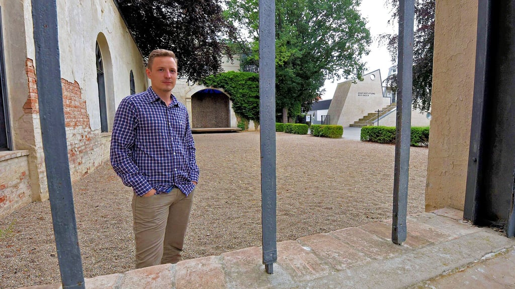 Jonas Stöckel in der Orangerie, wo demnächst die neue „Orange“ das abgebrannte Spiel- und Kunstobjekt ersetzen soll.
