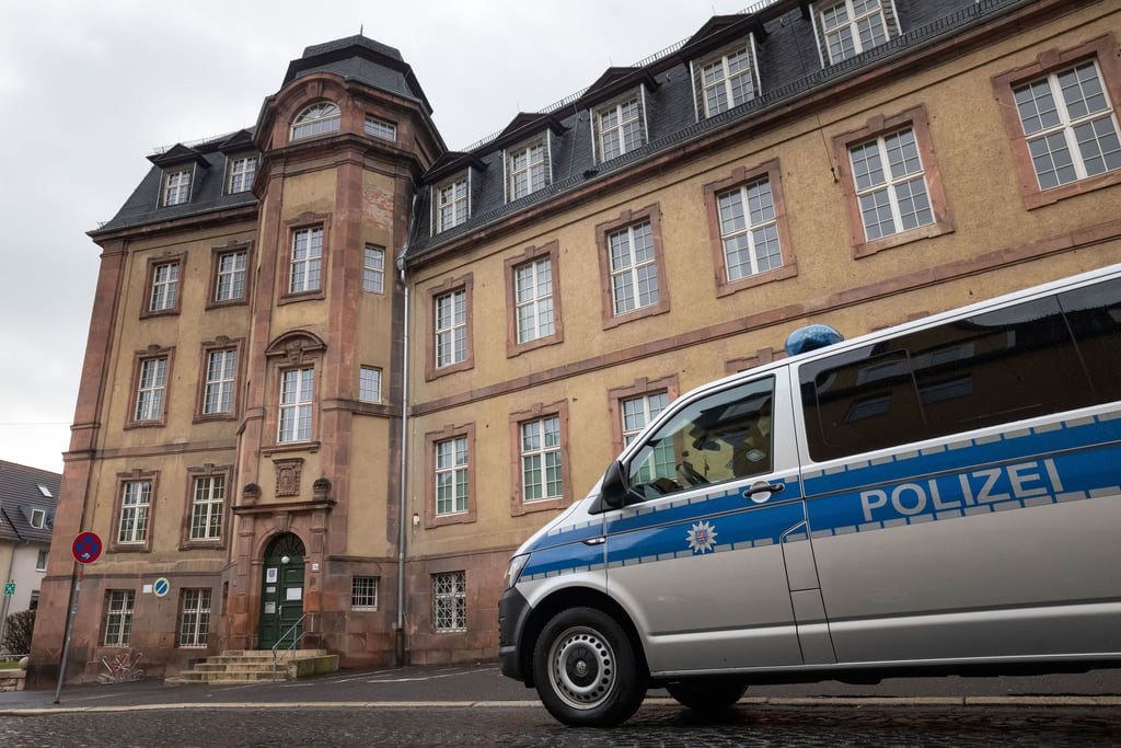 Ein Polizeiauto steht vor dem Amtsgericht Weimar.