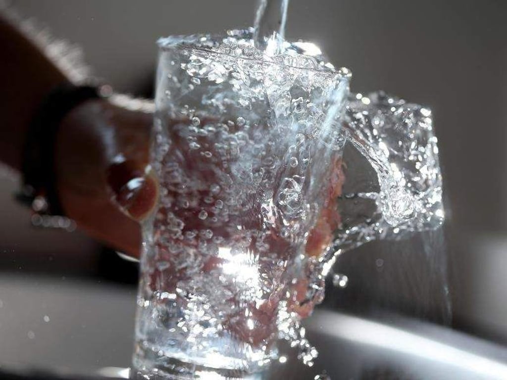 Trinkwasser läuft in ein Glas. Foto: Oliver Berg/Archiv