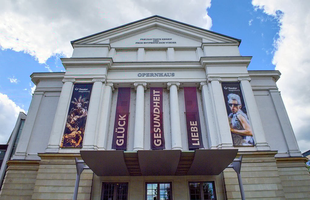?Glück, Gesundheit, Liebe? steht am Opernhaus vom Theater Magdeburg auf Bannern. Das Haus plant nach einer coronabedingt weitgehend vorstellungsfreien Spielzeit seine nächste Saison mit vielen Premieren.