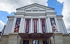 ?Glück, Gesundheit, Liebe? steht am Opernhaus vom Theater Magdeburg auf Bannern. Das Haus plant nach einer coronabedingt weitgehend vorstellungsfreien Spielzeit seine nächste Saison mit vielen Premieren.  
