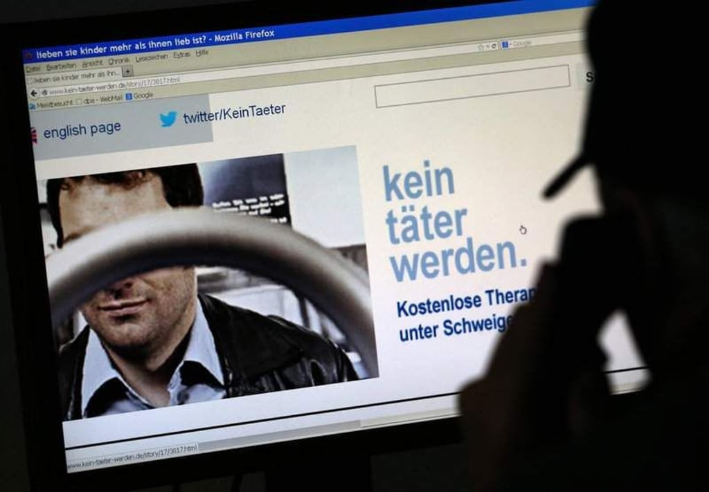 ILLUSTRATION - Ein Mann schaut am 07.02.2013 in Rostock (Mecklenburg-Vorpommern) auf die Homepage des Präventionsprojektes "Kein Täter werden". Das Kompetenzzentrum Sexualmedizin in Stralsund (Mecklenburg-Vorpommern) bietet innerhalb des Projektes seit dem 05.02.2013 Männern Hilfe an, die sich sexuell zu Kindern hingezogen fühlen. In der Therapie sollen die Männer Verhaltenskontrolle erlernen und somit vermeiden, dass sie zu Sexualstraftätern werden. Foto: Bernd Wüstneck/dpa +++(c) dpa - Bildfunk+++