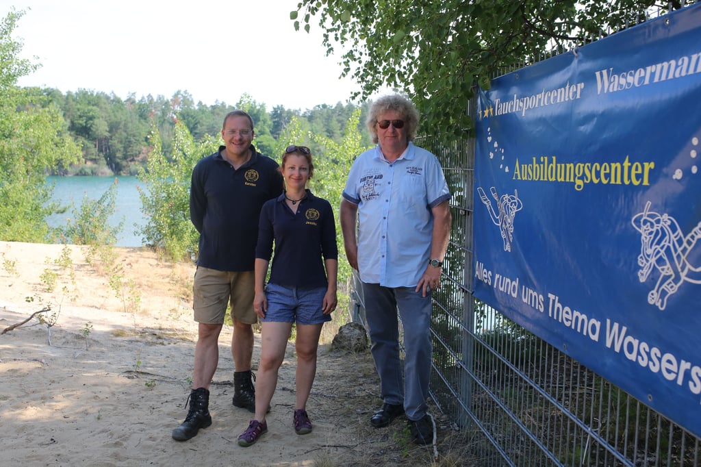 Wegebeziehungen und Badestellen an ostelbischen Seen. Karsten Mengewein (v. li.), Jessika Philippi vom Tauchsportcenter Wassermann und Stadtrat Gundhelm Franke (CDU)