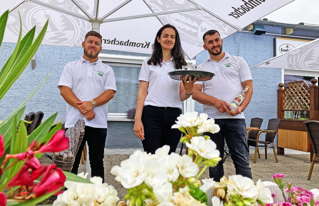 Memnon Kazdeda (re.) leitet das Restaurant ?Rion by Syrtaki? in Köthen. Zum Team gehören unter anderem Jerina Ruka und Tihomir Tikho.