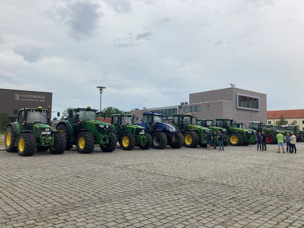 Landwirte protestieren in Halle gegen die geplanten Kürzungen an der Universität.