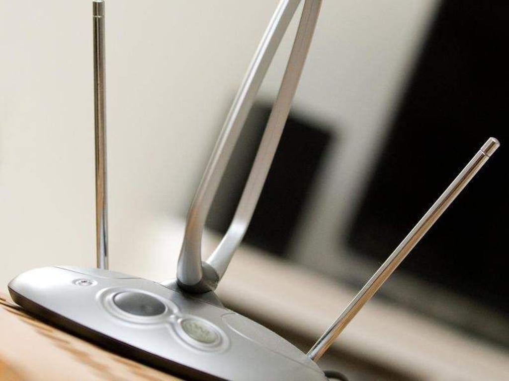 Minimaler Aufwand: In Großstädten reicht oft schon eine kleine Zimmerantenne, um digitales Antennenfernsehen (DVB-T) zu empfangen. Foto: Franziska Koark