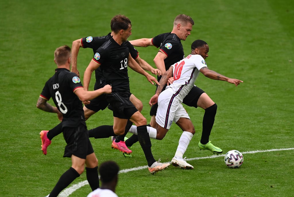 Englands Raheem Sterling nimmt es mit gleich drei deutschen Gegenspielern auf.