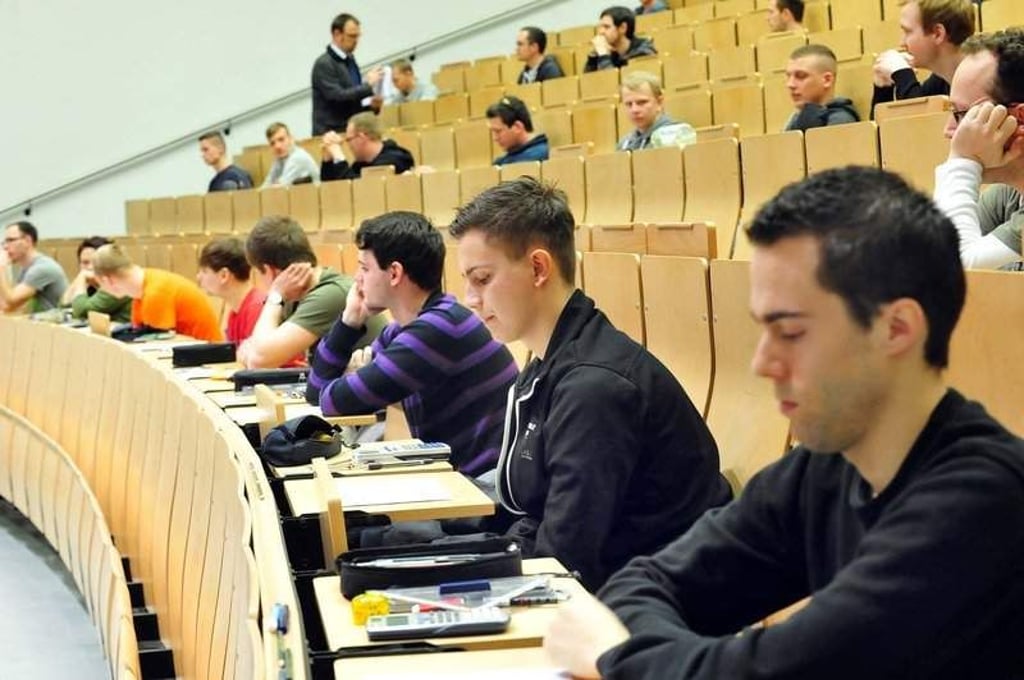 Foto: Uli LŸcke--An der Hochschule Magdeburg-Stendal laufen derzeit die schriftlichen PrŸfungen. Die Vorlesungszeit ist zu Ende. Nun mŸssen die Studierenden in den Klausuren beweisen, was sie gelernt haben. Am Dienstag dieser Woche schrieben die Erstsemestler im gro§en Hšrsaal der StudiengŠnge Maschinenbau und Composite Technologien bei Prof Christian-Toralf Weber ihre Klausur im Fach Konstruktionsgrundlagen.