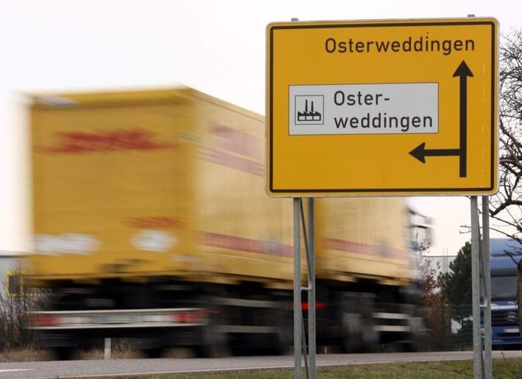 Ein Verkehrsleitschild steht vor dem Gewerbegebiet von Osterweddingen in der Gemeinde Sülzetal (Landkreis Börde). Der Bund der Steuerzahler in Sachsen-Anhalt hat wegen fehlerhafter Abrechnungen von Erschließungsbeiträgen in dem Gewerbegebiet Strafanzeigen gestellt. Wegen des Verdachts der Untreue ermittelt Medienberichten zufolge die Staatsanwaltschaft gegen den Bürgermeister, gegen den Gemeinderat von Sülzetal und die Kommunalaufsicht in der Kreisverwaltung. Zum Nachteil der Gemeinde soll ein Millionenschaden entstanden sein. Foto: Jens Wolf/lah +++(c) ZB-FUNKREGIO OST - Honorarfrei nur für Bezieher des ZB-Regiodienstes+++