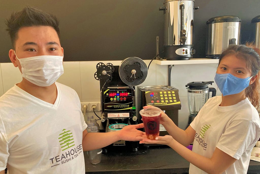 Hung Nguyen und seine Cousine An Pham Ngan präsentieren einen Bubble Tea. Sie und weitere Familienmitglieder unterstützen Duc Nguyen und Thi Phuong Nguyen, die das „Teahouse“ in Querfurt leiten.