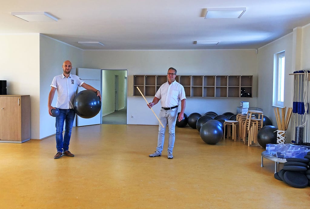 Die Sportgeräte für den Kursraum sind schon da, in zwei Wochen kann es hier losgehen. Sebastian Nöckel (l.), künftig vor Ort der Chef, und DRK-Kreisgeschäftsführer Thomas Schöneburg sind stolz auf das neue Zentrum in Mücheln.
