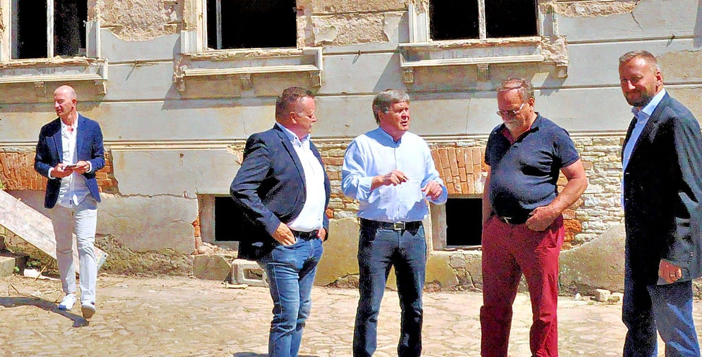 Architekt Rolf Onnen (2.v.r.) stellte Bürgermeister Sven Rosomkiewicz (r.), Ex-Landtagspräsident Dieter Steinecke (3.v.r.) und dem Fachdienstleiter des Salzlandkreises, Tilo Wechselberger, seine Umbaupläne vor.