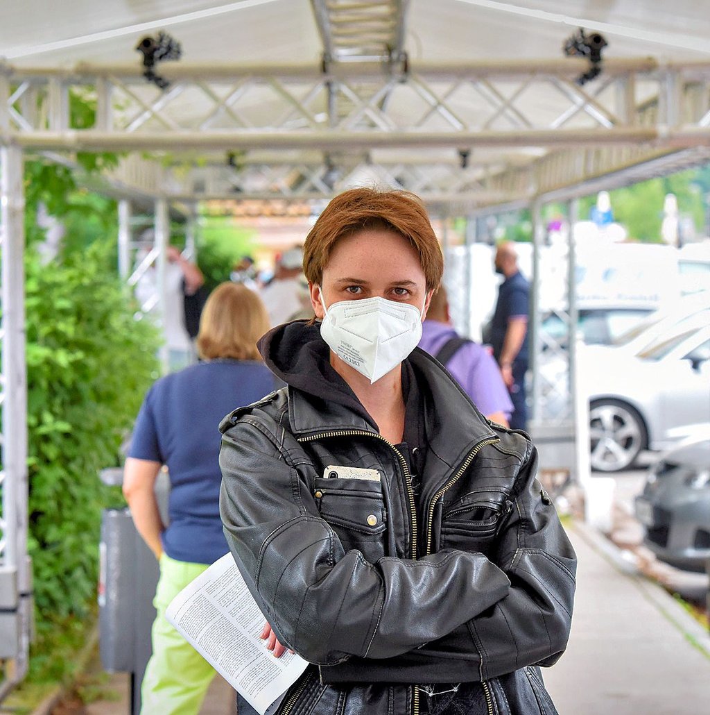 Finn wartete zwei Stunden vor dem Impfzentrum, um die erste Astrazeneca-Dosis des Tages verabreicht zu bekommen.