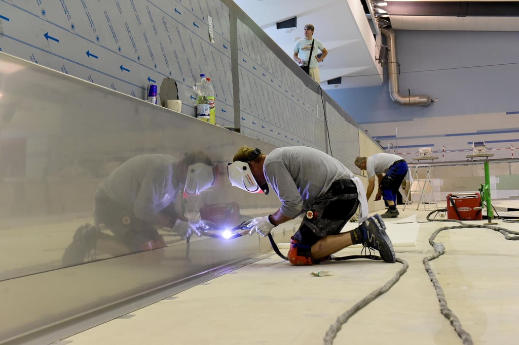 In der Schwimmhalle in Magdeburg-Stadtfeld wird ein Edelstahlbecken eingebaut.