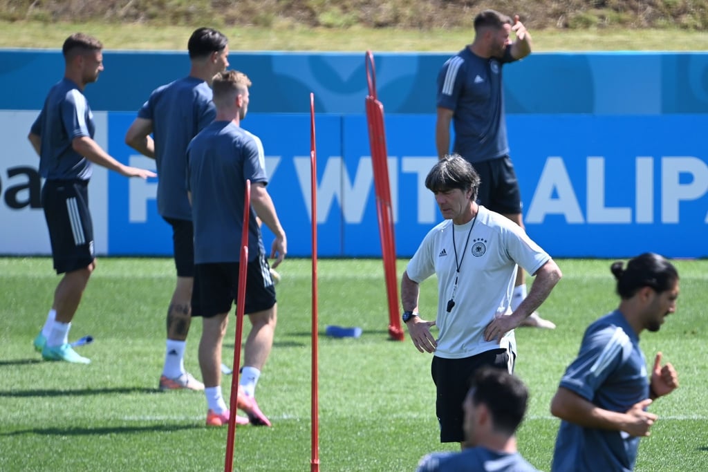 Die Europameisterschaft ist für Joachim Löw (M) das letzte Turnier als Bundestrainer.
