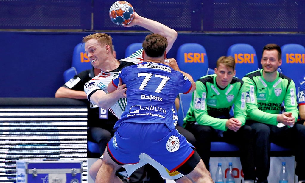 Omar Ingi Magnusson setzt sich hier am Kreis energisch gegen den Lemgoer Dani Baijens durch und zieht zum gegnerischen Tor. Mit dieser Dynamik hat Magnusson viele seiner 274 Tore erzielt.