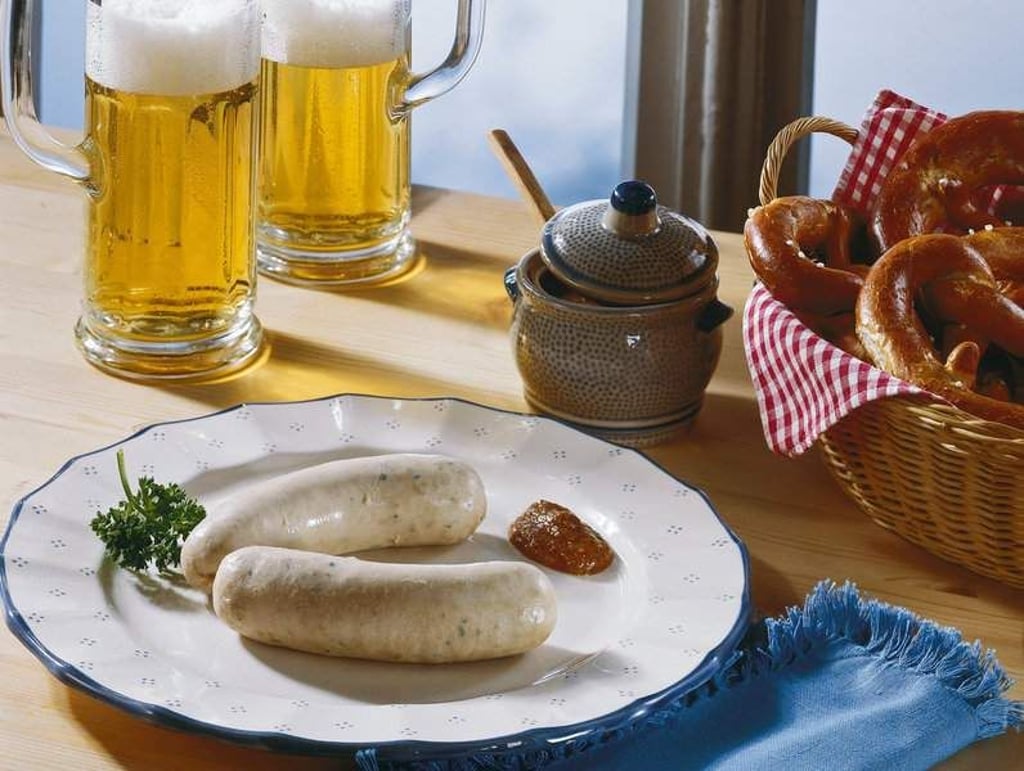 Zum Themendienst-Bericht "Ernährung/Essen & Trinken/KORR/" von Florian Sanktjohanser vom 2. April: Das Original seit 1857: Der Legende nach füllte der Wirt Joseph Moser als erster Brät in Schweinedärme und brühte sie - geboren war die Weißwurst.
(Die Veröffentlichung ist für dpa-Themendienst-Bezieher honorarfrei. Quellenhinweis: "www.food-from-bavaria.de/dpa/tmn". Das Bild darf nur im Zusammenhang mit dem genannten Text verwendet werden.)
Foto: www.food-from-bavaria.de