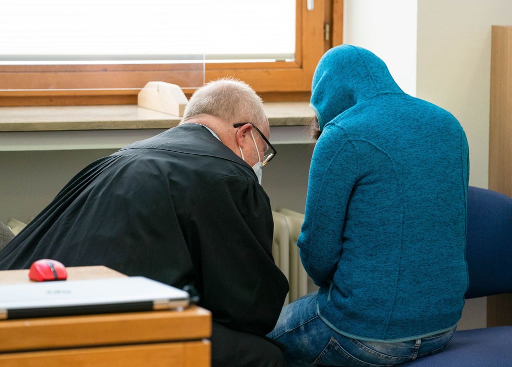 Der Verteidiger Hubertus Werner spricht mit seiner Mandantin am Landgericht in Würzburg.