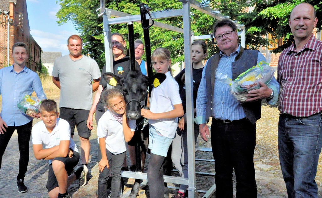 Die Agrargenossenschaft Lindstedt bietet ein Jungzüchterprojekt an. Kinder und Jugendliche übernehmen Patenschaften über Kälbchen. Dafür gab es jetzt eine Spende von einer Stiftung der Concordia-Versicherung über 1000 Euro für einen Scherstand inklusive Kosmetikkoffer, hier Marc Bodeutsch (von links), Jannis Bade, Thomas Bade, Mia Elice Bade, Astrid Ziem, Kathrin Müller, Lucy Müller, Nelly Ziem, Siegfried Ossada und Lars Blaschke.