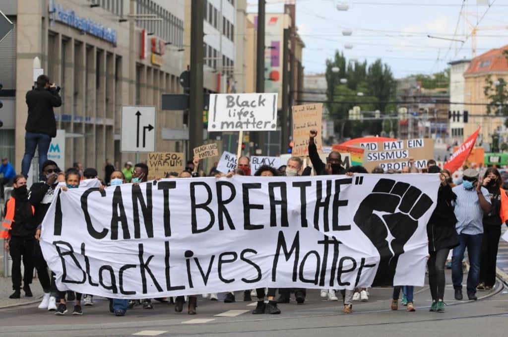 Demonstranten protestieren in der Landeshauptstadt Magdeburg nach dem gewaltsamen Tod des Afroamerikaners G. Floyd durch einen weißen Polizisten in den USA mit einem Banner mit der Aufschrift "I can't breathe.