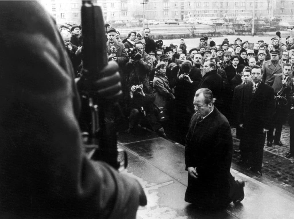 Am 7. Dezember 1970 ging Brandt im Zuge der Kranzniederlegung am Ehrenmal der Toten des Warschauer Ghettos auf die Knie und ist seither bekannt als "Kniefall von Warschau".