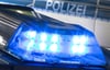 Ein Blaulicht auf dem Dach eines Polizeiwagens.