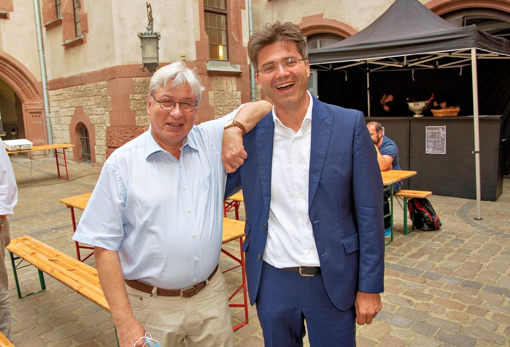 Noch-Oberbürgermeister Peter Kuras freut sich sichtlich über den Wahlsieg seines Beigeordneten Robert Reck.