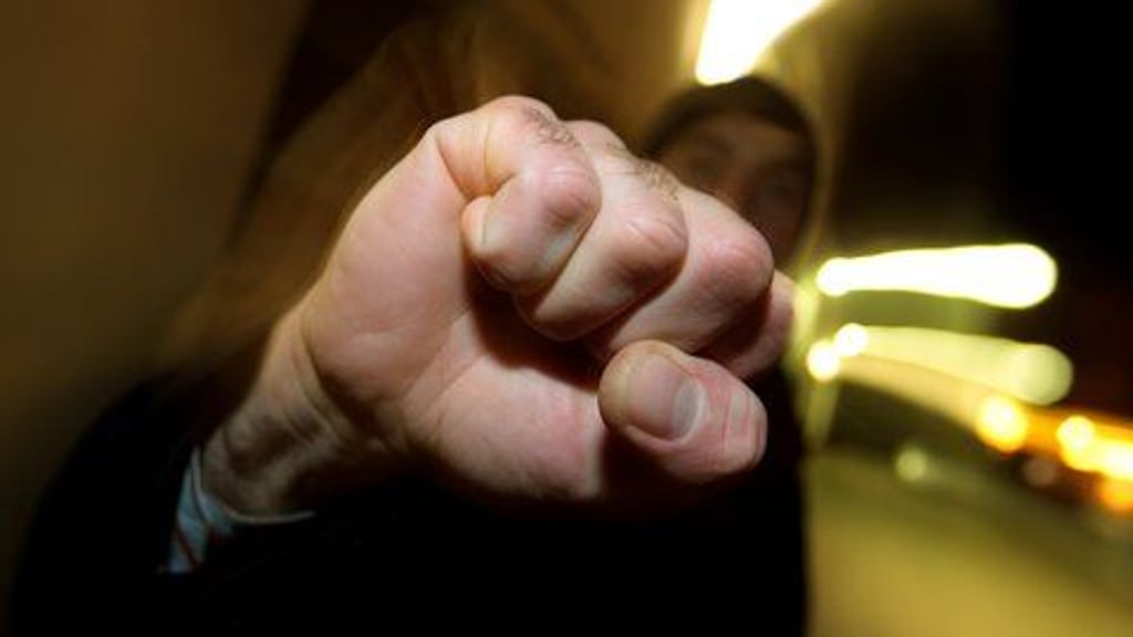 Ein 26-Jähriger verletzte am Montagabend mehrere Personen und beschädigte ein Auto, wobei er sich selbst auch verletzte.